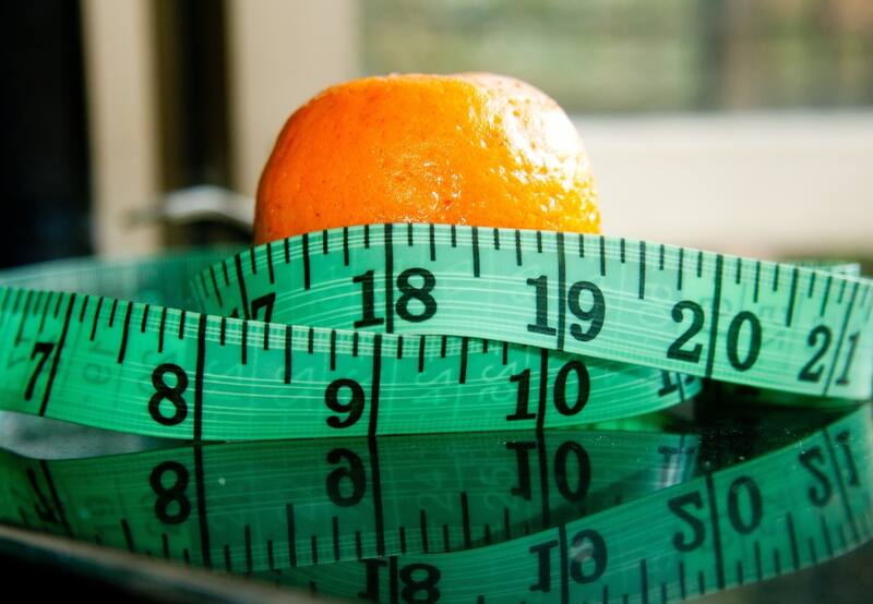 Con este sencillo ejercicio y un poco de constancia podrás conseguir un abdomen saludable. | Foto: Befunky