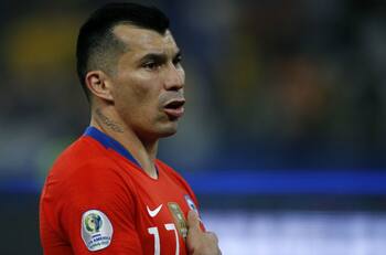 Beso de Gary Medel a su hijo causó repudio en famosos argentinos