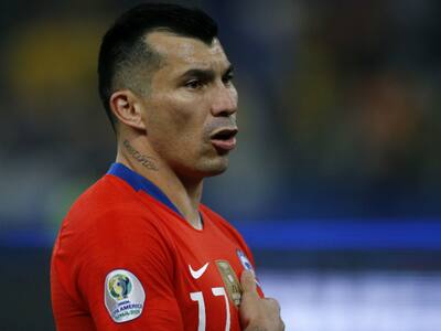 Beso de Gary Medel a su hijo causó repudio en famosos argentinos