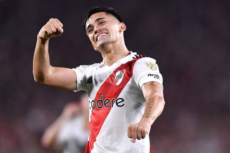 celebrando con la camiseta de River Plate