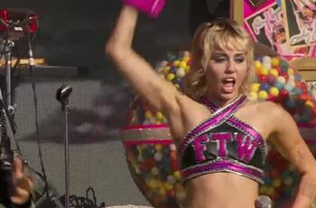 ¿Comenzaron con polémicas? NFL aclara por qué había público en el show de Miley Cyrus en Super Bowl