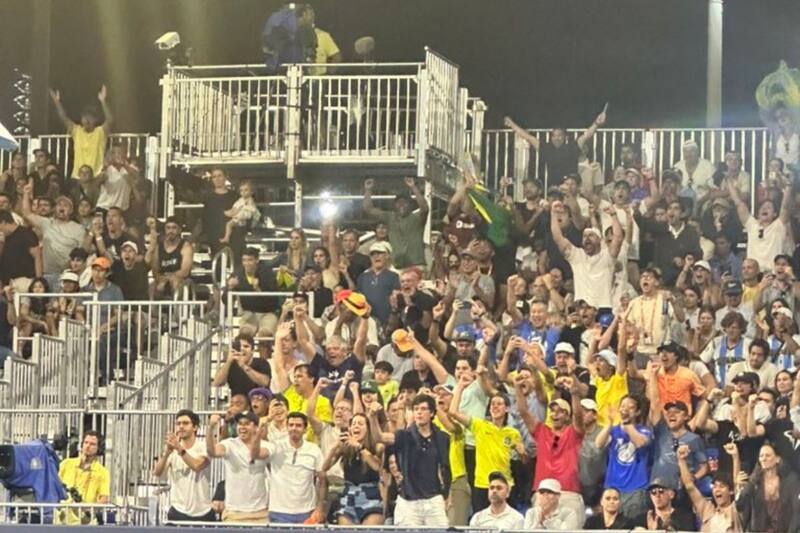 El duelo de hinchadas ha sido protagonista en el enfrentamiento de Nicolás Jarry y Thiago Seyboth Wild. Foto: Germán Abril en X.