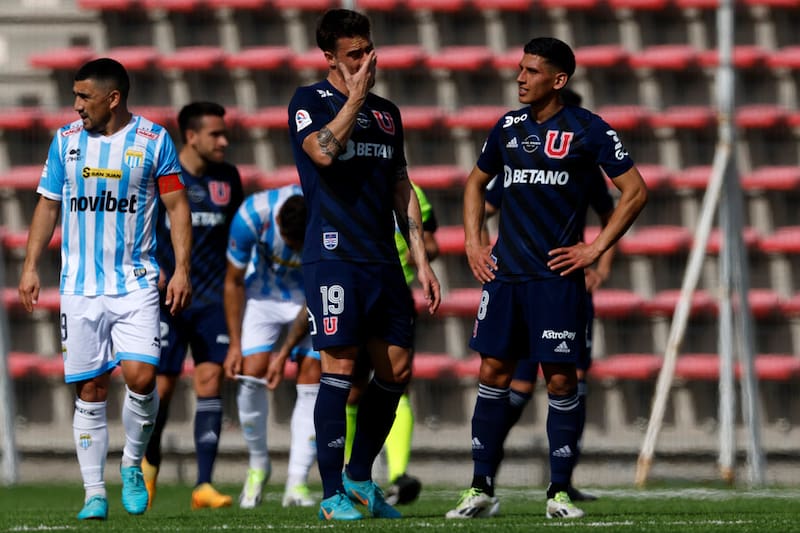 Juan Pablo Gómez, centro, se lamenta tras el gol de Magallanes. Foto: Aton.