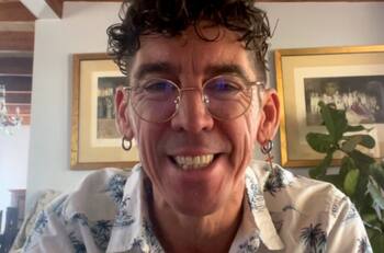 Brindando juntos a la orilla de la playa: Felipe Ríos muestra cómo celebra San Valentín junto a su pareja