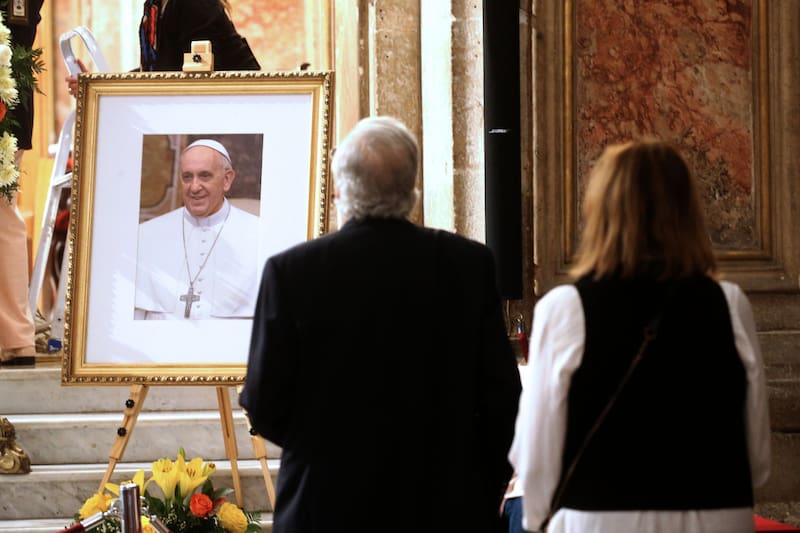 Tras la muerte del pontífice, comienza el proceso para buscar a su sucesor en la Capilla Sixtina del Vaticano.