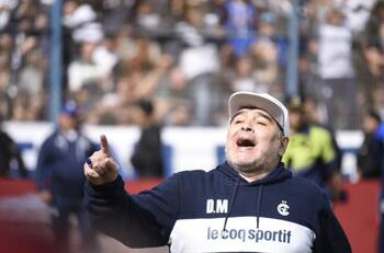 Maradona cargó contra el arbitro por caída de Gimnasia: "Va a morir malo"