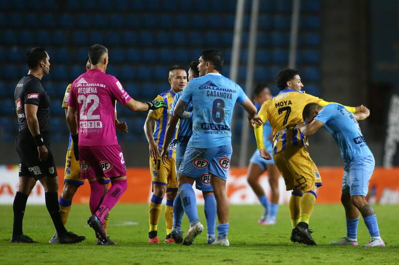 Los Dragones Celestes cayeron contra los viñamarinos en un polémico partido. /Photosport