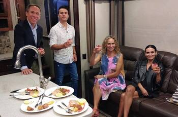 "Solo comíamos te y pan": Christián Henríquez, Ruperto, recordó dura infancia en "La Divina Comida"