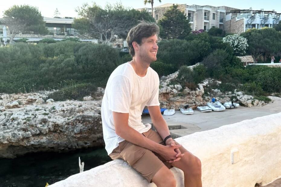 El tenista chileno goza de sus vacaciones en Menorca, España.
