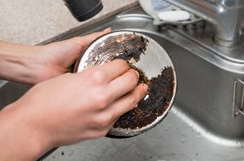 ¿Cómo sacarle lo quemado a las ollas?