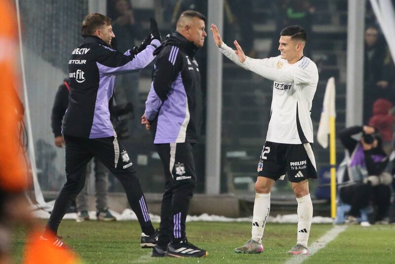 El DT de Colo Colo se refirió al futuro del delantero. Foto: Aton.