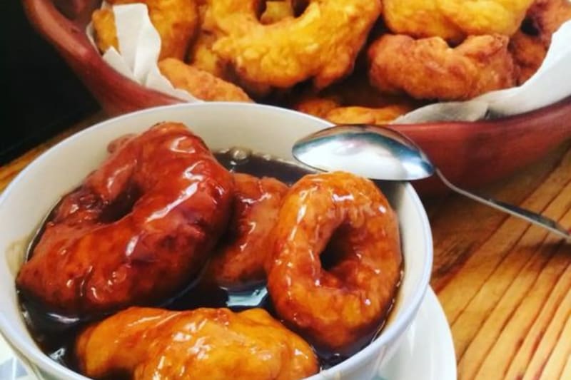 Aprende a cocinar estos delicios picarones con chancaca.