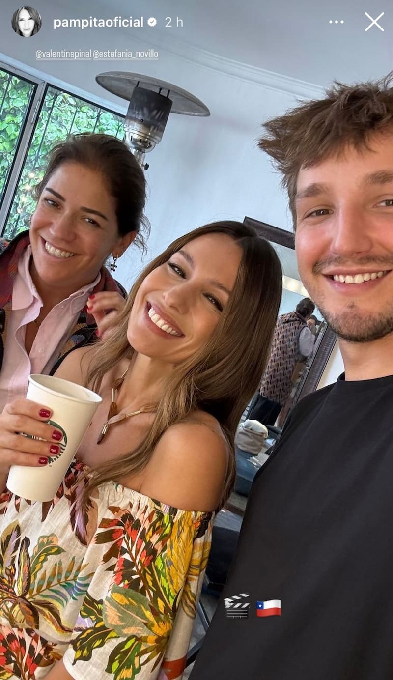 Pampita trabajando en Chile.