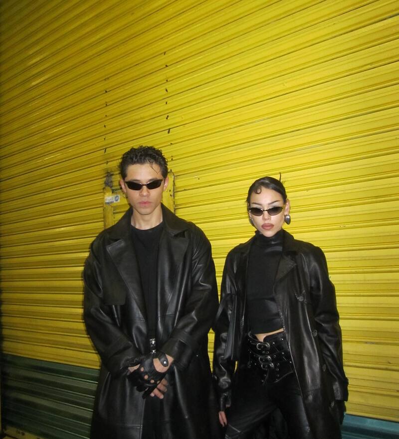 Danna Paola y su novio, Alex Hoyer, disfrazados como los protagonistas de "Matrix".