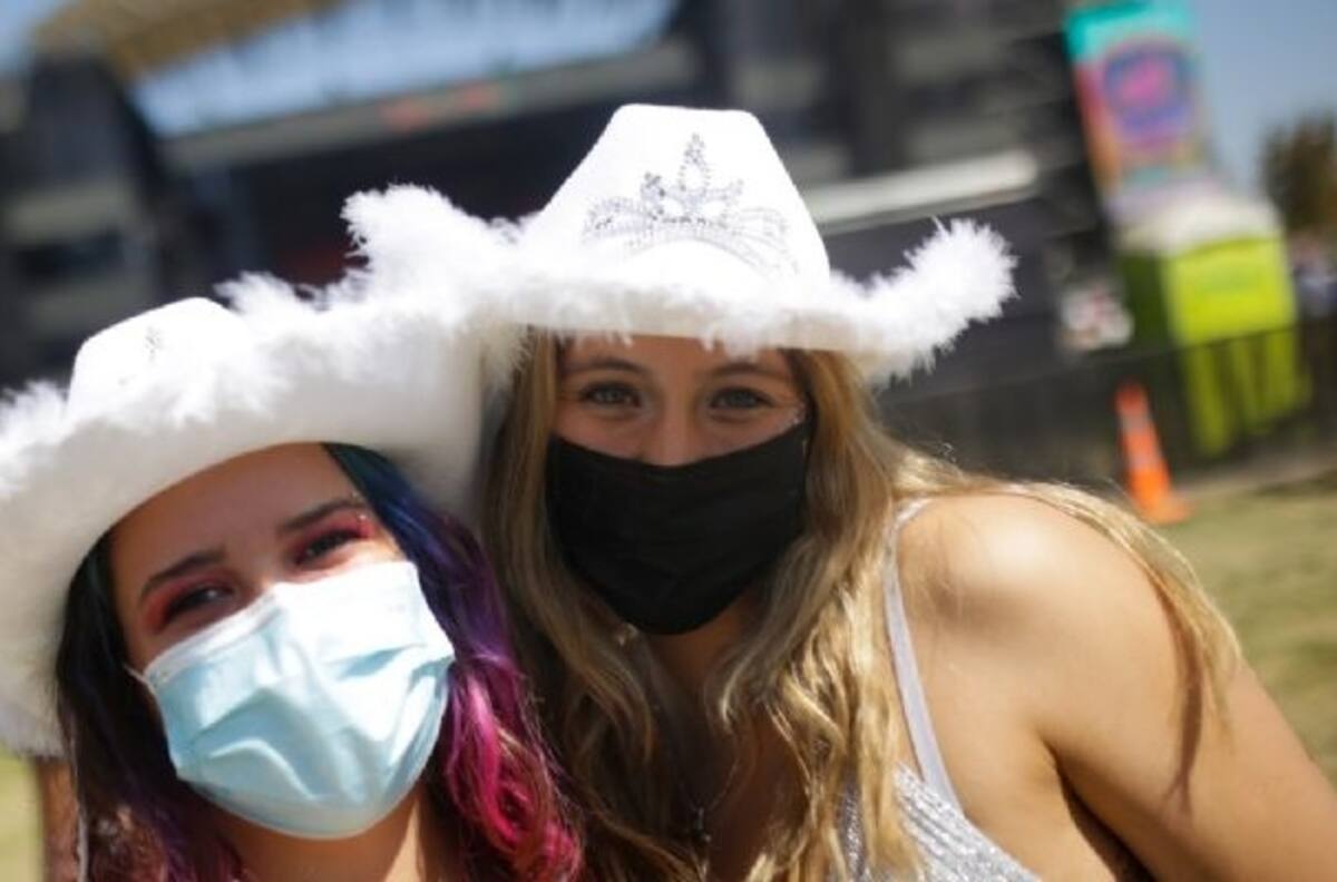 Brillos y mucho glamour: Los looks que marcaron la primera jornada del Lollapalooza Chile 2022