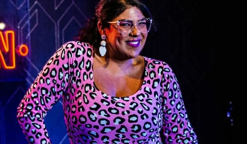 es una actriz y comediante chilena.