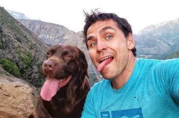 “Así con este gordo”: Pangal Andrade mostró su travesía por el sur junto a su perro Bagual