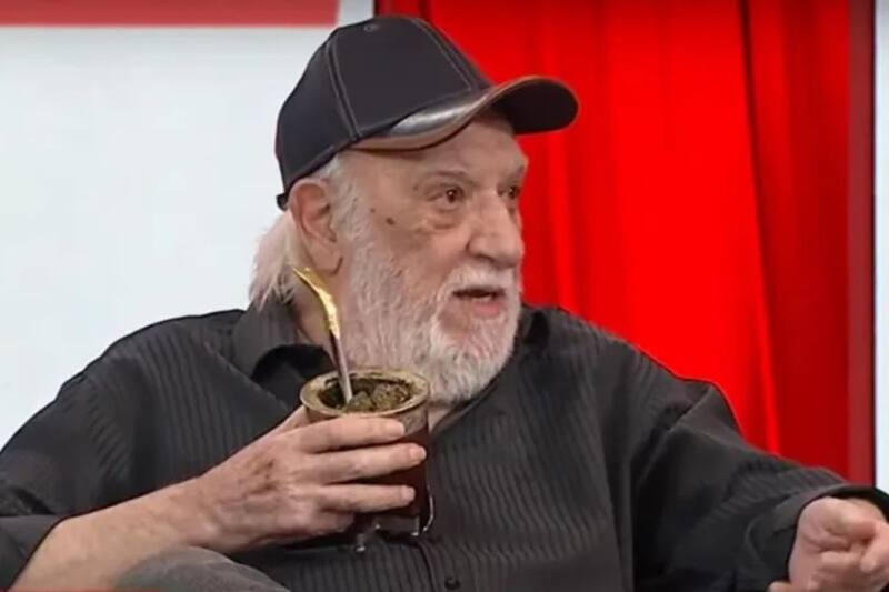 Alfio Basile fue internado de urgencia en Argentina.