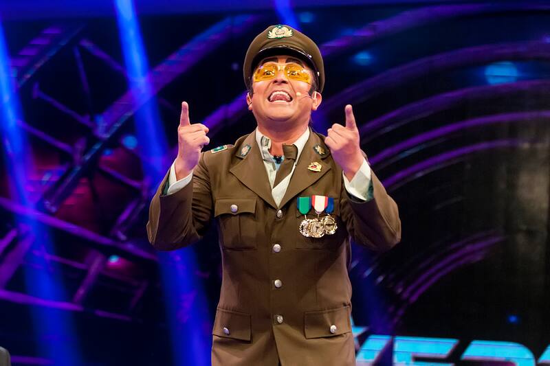 El humorista Yerko Puchento en "Vértigo" de canal 13. Fuente: Sergio Piña/Aton Chile