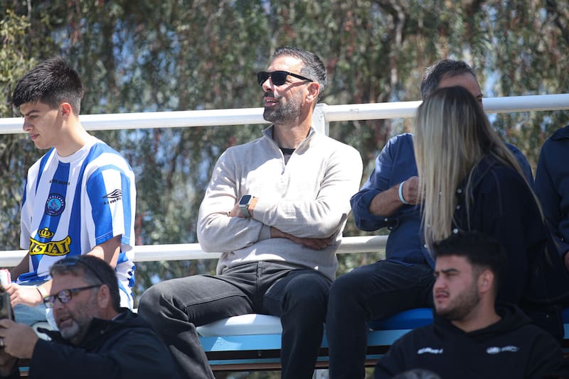 En una imagen poco habitual, viendo fútbol en el Estadio Municipal Luis Navarro Avilés de San Bernardo. Foto: Photosport