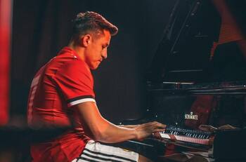 En Inglaterra destrozan a Alexis Sánchez recordando su llegada al Manchester United: "Su mejor actuación fue tocando el piano"