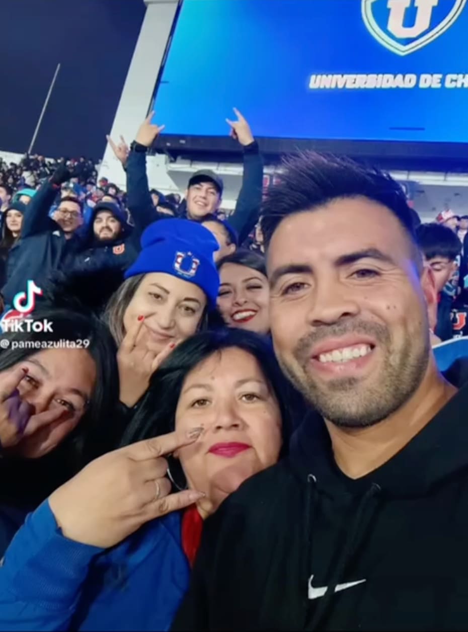 El futbolista fue a apoyar a la U como un hincha más.