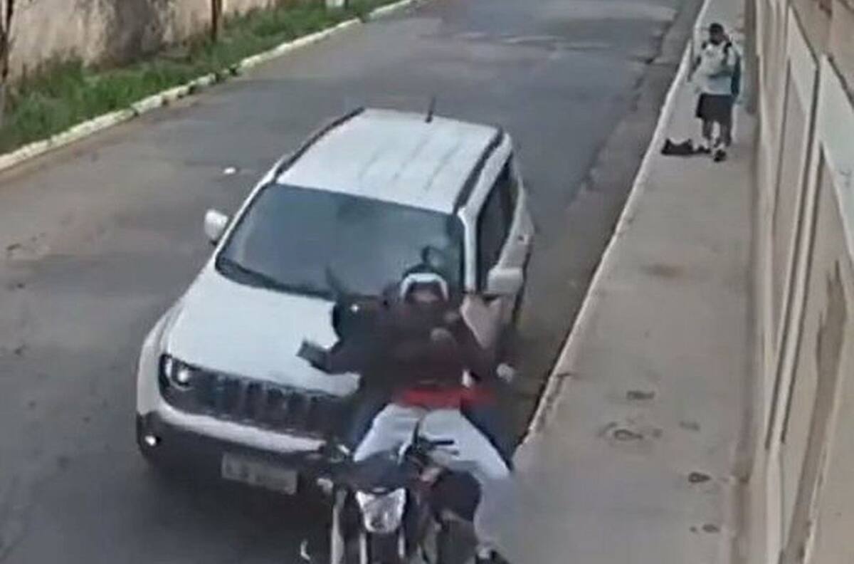 VIDEO I Vio cómo asaltaban a una pareja en moto y no dudó en atropellar a los ladrones