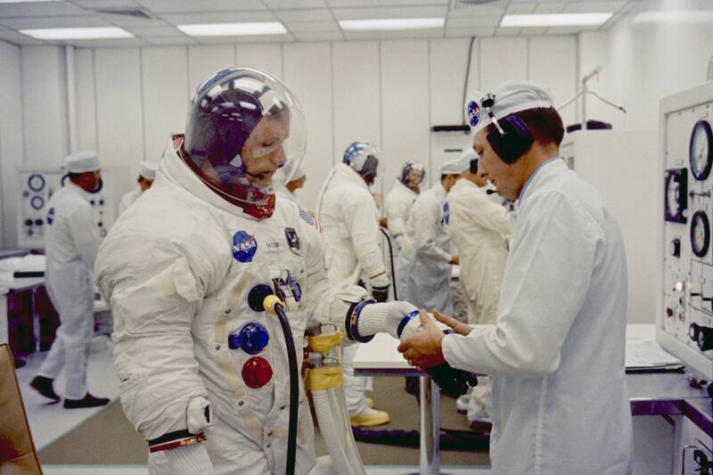 Prueba de los trajes especiales en la previa al despegue con rumbo a la Luna