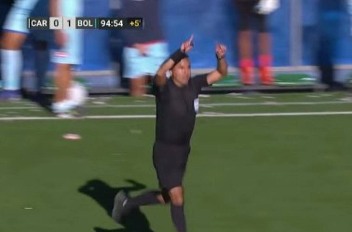 Árbitro en Bolivia cobró penal haciendo señal del VAR, pero no hay VAR en esa liga