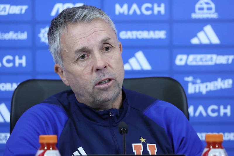 ¿Gustavo Álvarez prohibió las salidas de algunos jugadores de la U? Esta fue la tajante respuesta del DT. Foto: ATON.