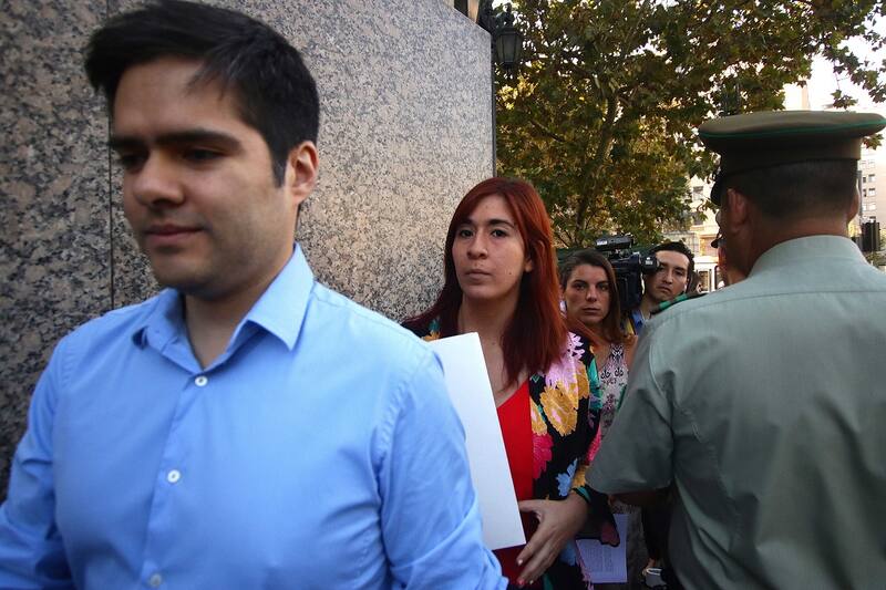 SANTIAGO 21 de marzo 2019.
Diputados y Miembros del Frente Amplio entregan una carta dirigida al presidente de la republica Sebastian Piñera donde piden declara persona non grata al presidente de Brasil Jair Bolsonaro. en la fotografía la presidenta de RD Catalina Perez(c)
Javier Salvo/ Aton Chile