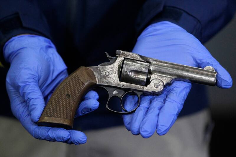 El hombre fue detenido tras ser sorprendido disparando en repetidas ocasiones contra una señalética.