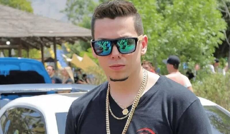 presume de su nuevo y costoso auto de lujo.