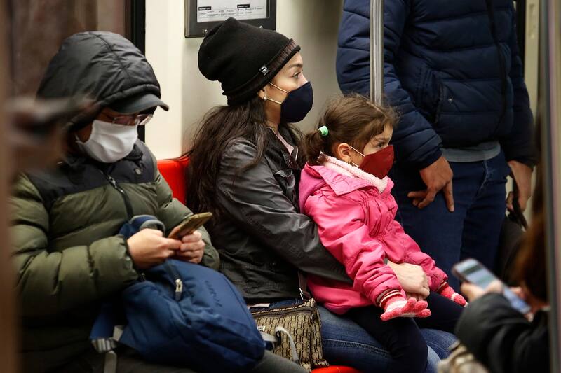 Santiago 15 junio 2020
Alto flujo de pasajeros en el metro durante la pandemia de Covid-19.
Marcelo Hernandez/ Aton Chile
