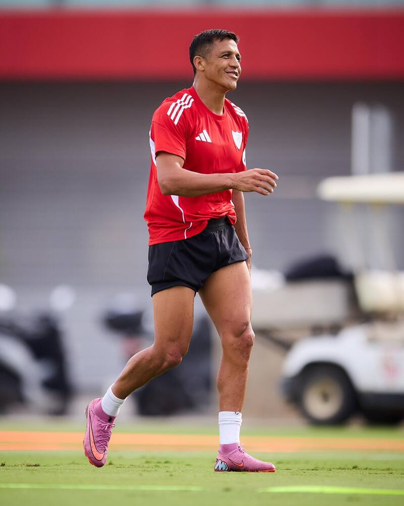El chileno en la práctica del martes, previo a su presentación ante los medios. Foto: @SevillaFC en X