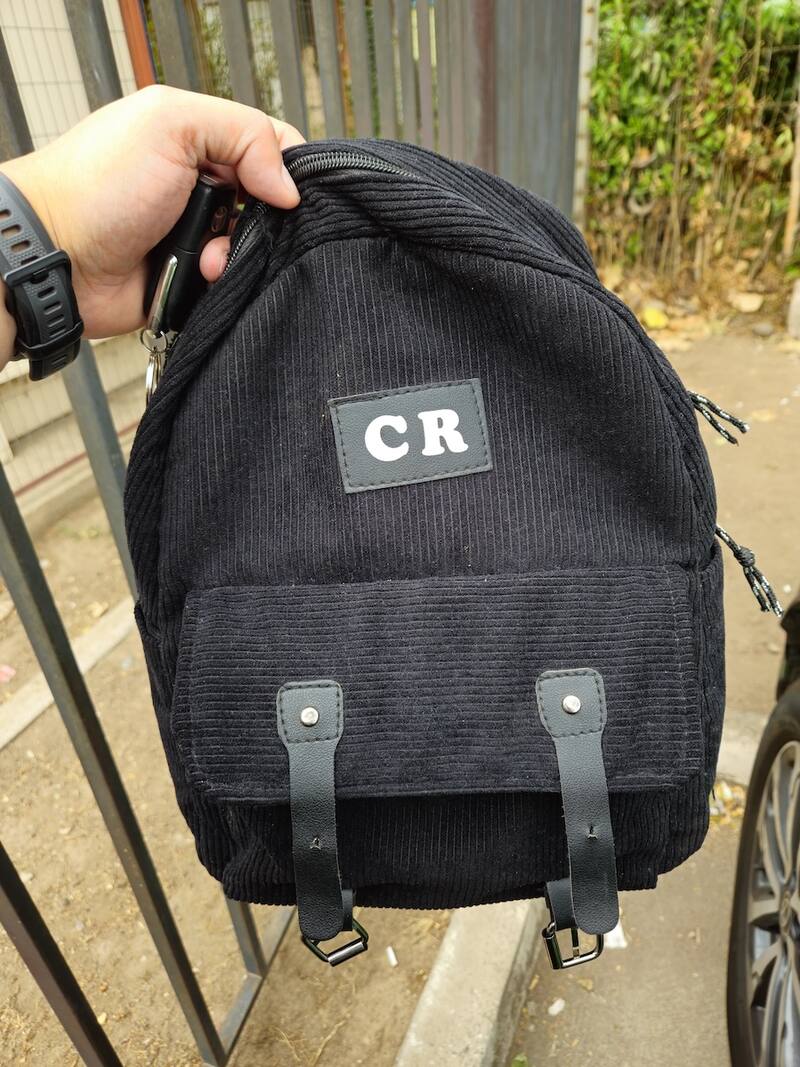 En esta mochila fue abandonado un bebé de dos días por parte de su madre, una mujer peruana de 25 años. (Foto: Comunicaciones Carabineros)