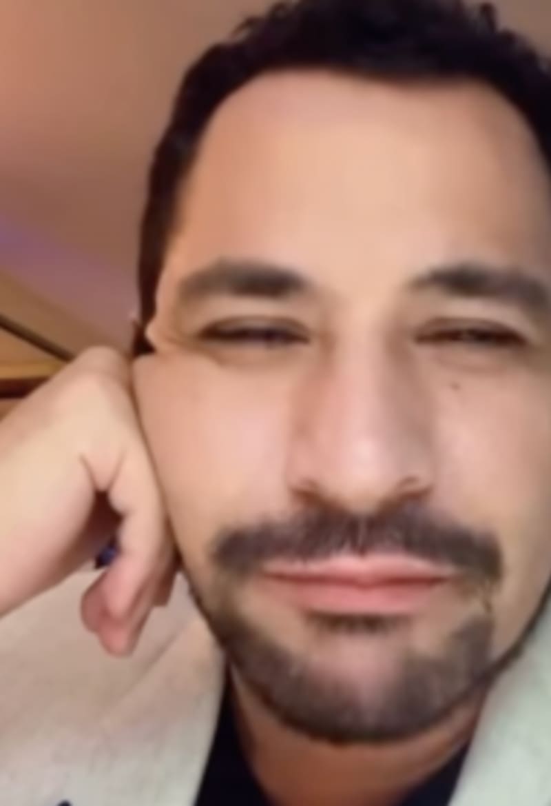 El excolaborador de Karen Paola se lanzó en su contra.