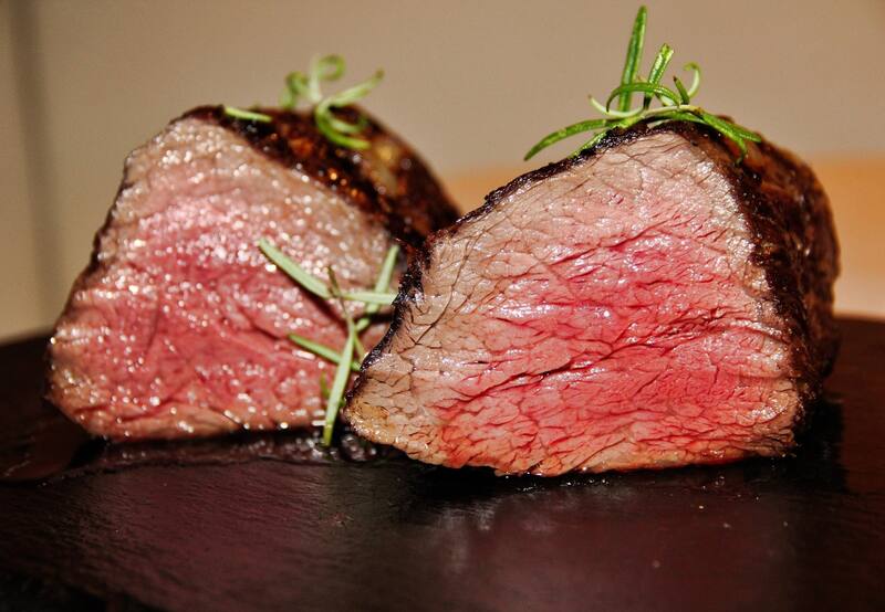 En el arte del asado confluyen varios elementos: Precio, corte, carbón, aderezos y paciencia son la clave. | Foto: Befunky