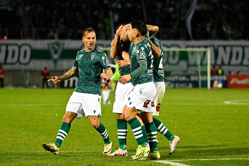 Santiago Wanderers goleó 4-0 a Rangers de Talca el sábado en el Estadio Bicentenario Elías Figueroa. (Foto: Aton)