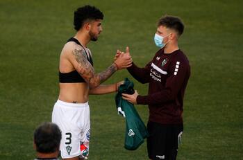 Pablo Aránguiz y Bruno Barticciotto alientan a Daniel González por el pésimo momento de Wanderers