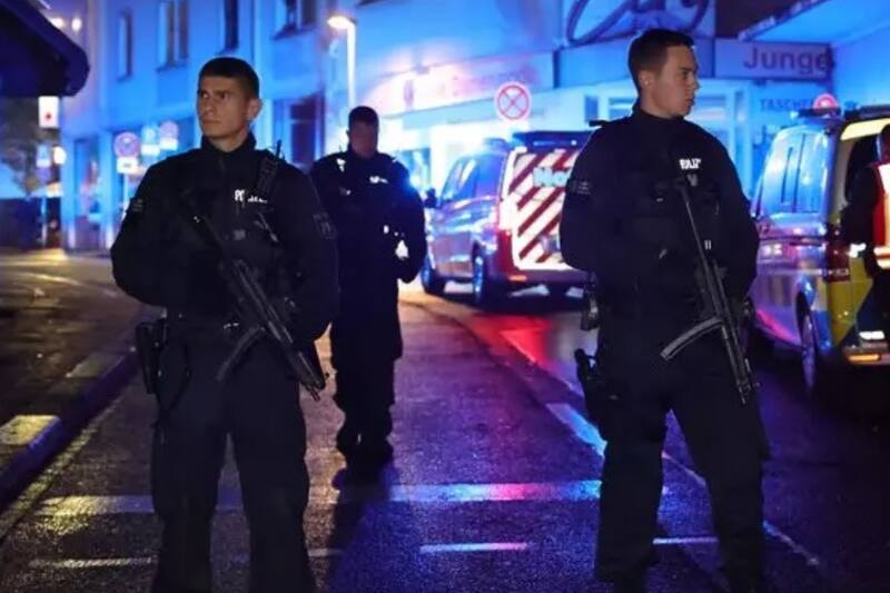 Producto de los hechos, tres personas murieron en el lugar, mientras otras ocho resultaron heridas.