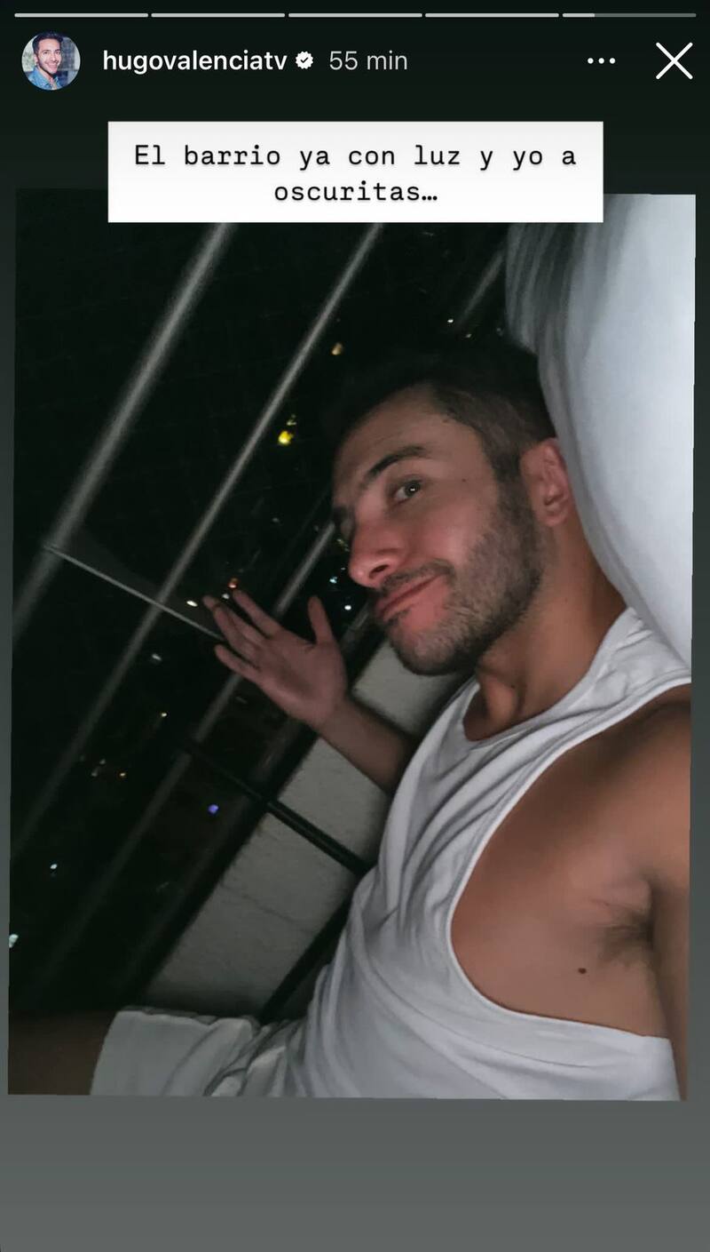 El periodista miraba como sus vecinos tenían luz mientras él no.