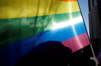 Los golpearon con pies, palos y una pistola: pareja gay fue atacada por grupo de sujetos en el Parque Los Reyes en Santiago