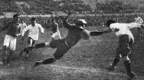 Imagen histórica: 19 de julio, Subiabre marca el gol con que Chile derrota a la Selección de Francia, en la primera Copa del Mundo.