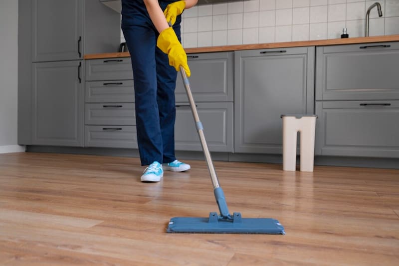 Este truco dejará tus pisos flotantes relucientes.