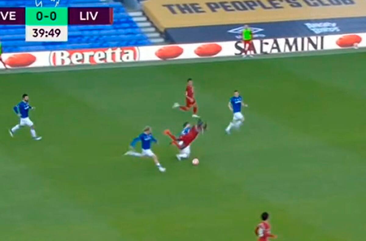 Keane hizo volar a Sadio Mané tras un gran túnel del senegalés