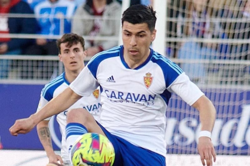 Tomás Alarcón controla un balón en duelo del Real Zaragoza.