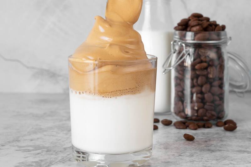 Si quieres darte un gusto, el café dalgona es una perfecta manera de disfrutar tu día.