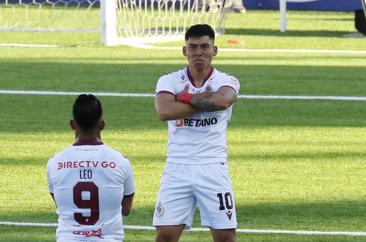 Ya están en Colo Colo y la U: Las casas de apuestas que entraron al mundo de los auspicios en el fútbol chileno
