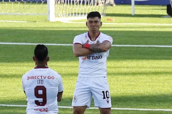 Ya están en Colo Colo y la U: Las casas de apuestas que entraron al mundo de los auspicios en el fútbol chileno